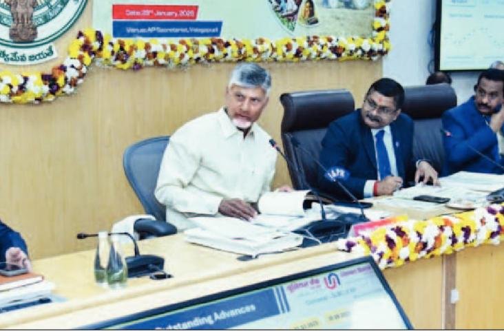 అన్నివర్గాలకు బ్యాంకర్లు రుణాలు ఇవ్వాలి...ప్రైవేట్ వ్యక్తుల జోలికి వెళ్లకుండా చూడాలి